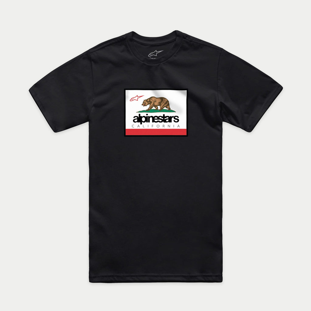 Alpinestars Cali 2.0 CSF Tee, kortärmad t-shirt, svart, Kalifornien-inspirerad grafik med en grizzlybjörn och Alpinestars-logotyp, casual motorsport-sportkläder