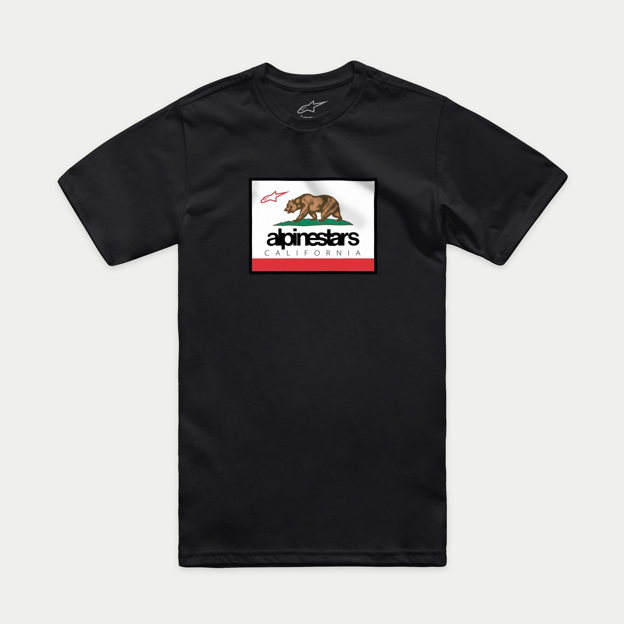 Alpinestars Cali 2.0 CSF Tee, kortärmad t-shirt, svart, Kalifornien-inspirerad grafik med en grizzlybjörn och Alpinestars-logotyp, casual motorsport-sportkläder