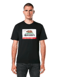 Alpinestars Cali 2.0 CSF Tee, kortärmad t-shirt, svart, med Cali 2.0-grafik på bröstet föreställande en brunbjörn och Alpinestars California-logotyp, avslappnad motorsport-streetwear