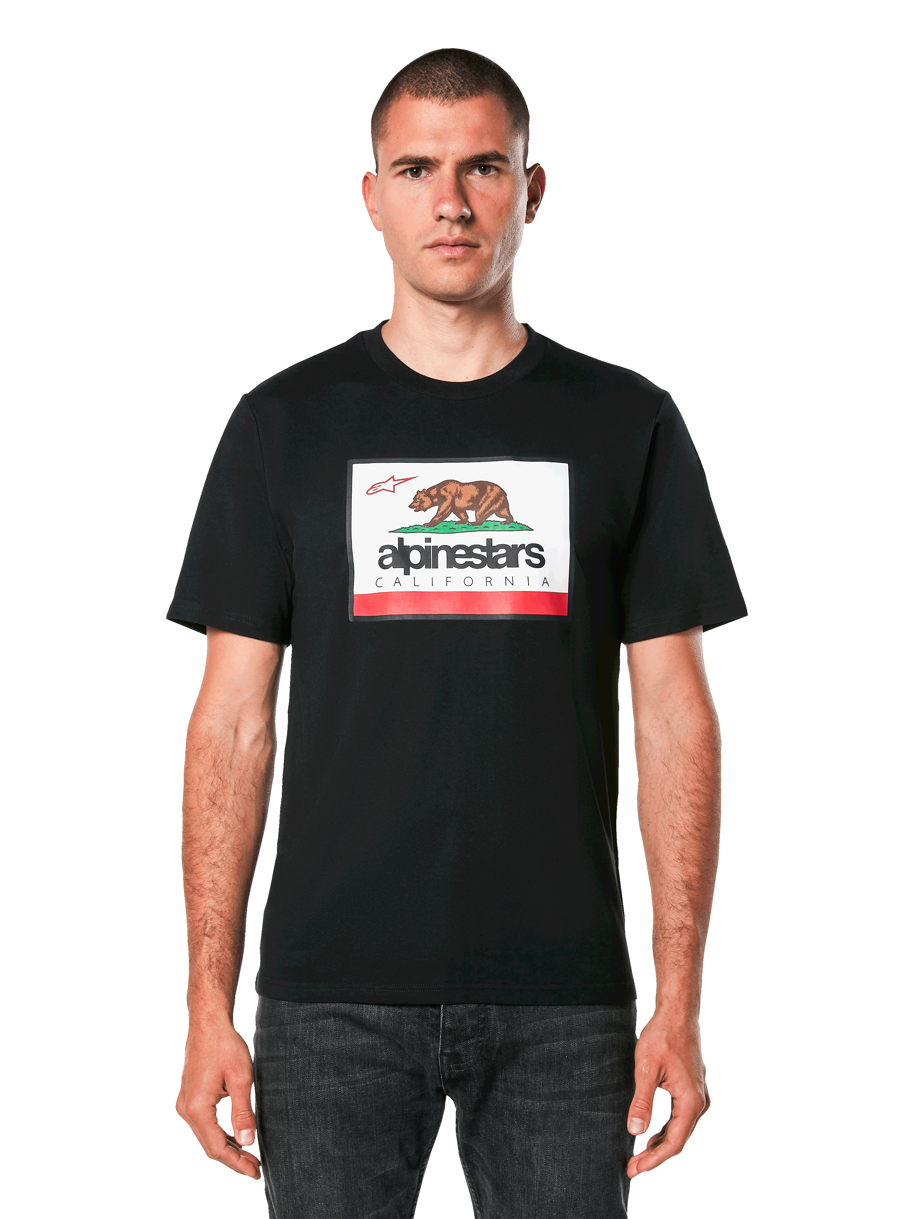 Alpinestars Cali 2.0 CSF Tee, kortärmad t-shirt, svart, med Cali 2.0-grafik på bröstet föreställande en brunbjörn och Alpinestars California-logotyp, avslappnad motorsport-streetwear