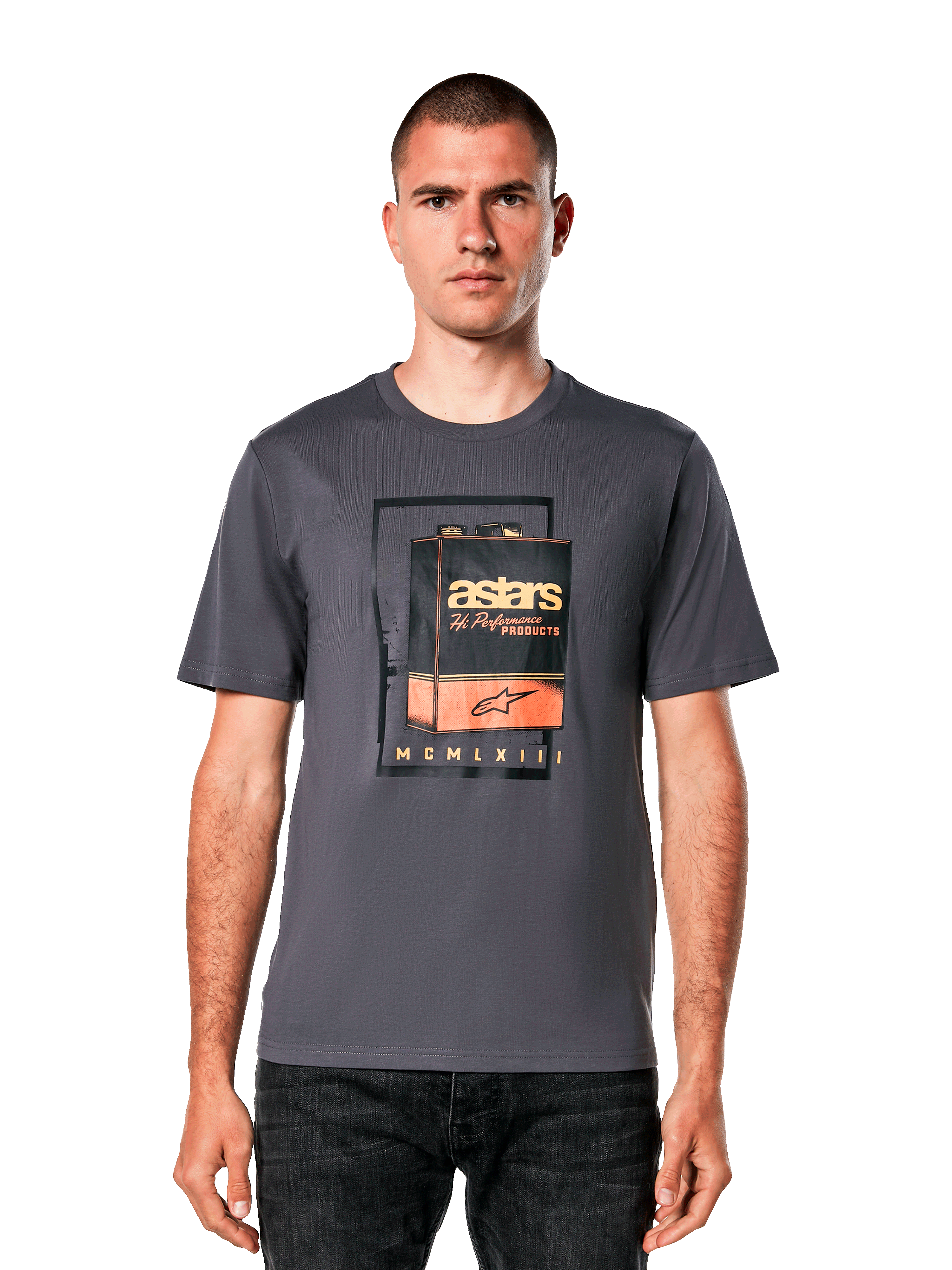 Alpinestars Galun CSF Tee, mörkgrå kortärmad t-shirt med ett grafiskt tryck av en vintage bensindunk, orange och vit astars-logotyp, casual motorsport-inspirerad streetwear