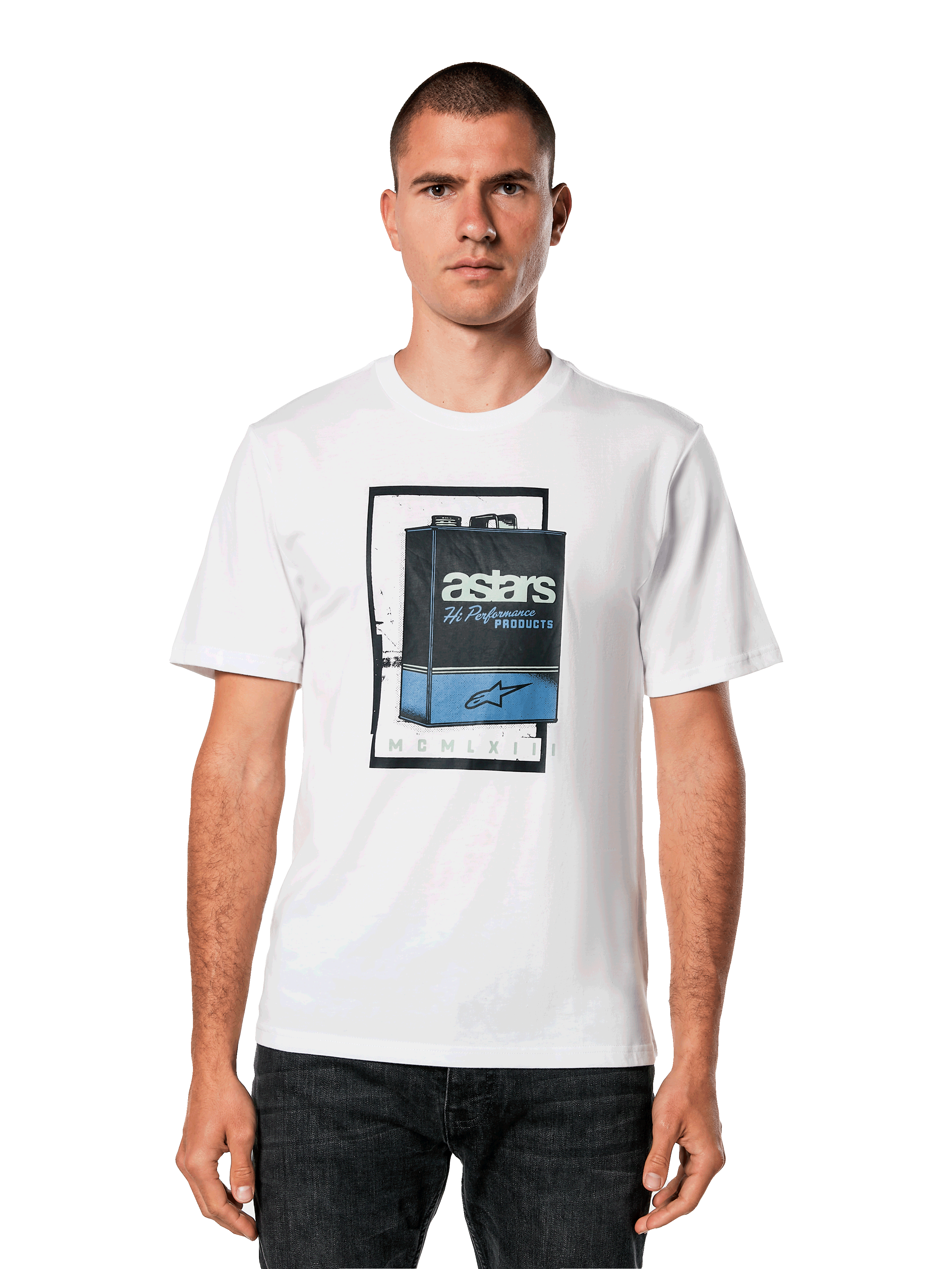 Alpinestars Galun CSF Tee, kortärmad vit t-shirt, grafiskt tryck med en vintage bensindunk i blått och svart, Astars-logotyp och romerska siffror MCMLXIII, casual motorsport-streetwear