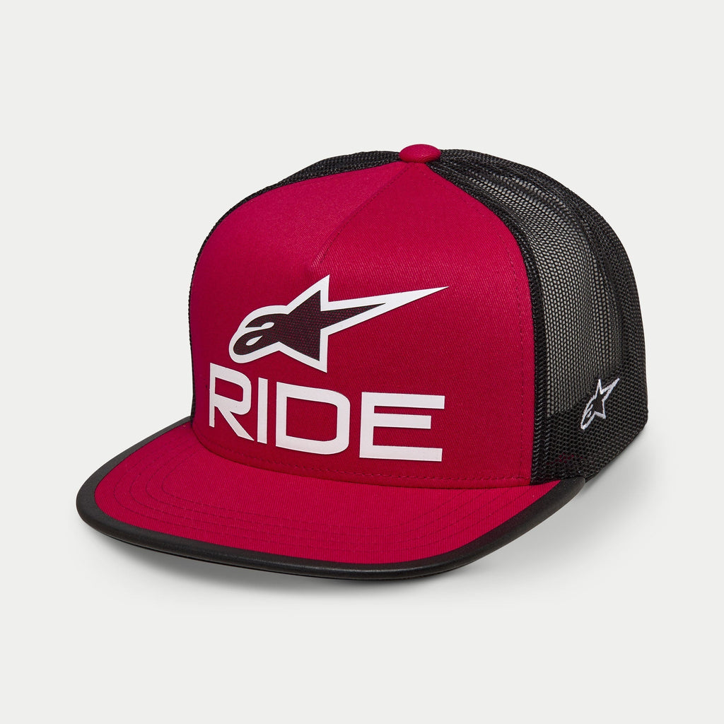 Alpinestars Ride 4.0 Trucker-keps, röd och svart, rak skärm med strukturerad krona, vit 3D-tryckt Ride-logotyp och Alpinestars A-star på framsidan, svart mesh-bakstycke med vit broderad logotyp på sidan, avslappnad streetwear-stil