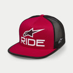 Alpinestars Ride 4.0 Trucker-keps, röd och svart, rak skärm med strukturerad krona, vit 3D-tryckt Ride-logotyp och Alpinestars A-star på framsidan, svart mesh-bakstycke med vit broderad logotyp på sidan, avslappnad streetwear-stil