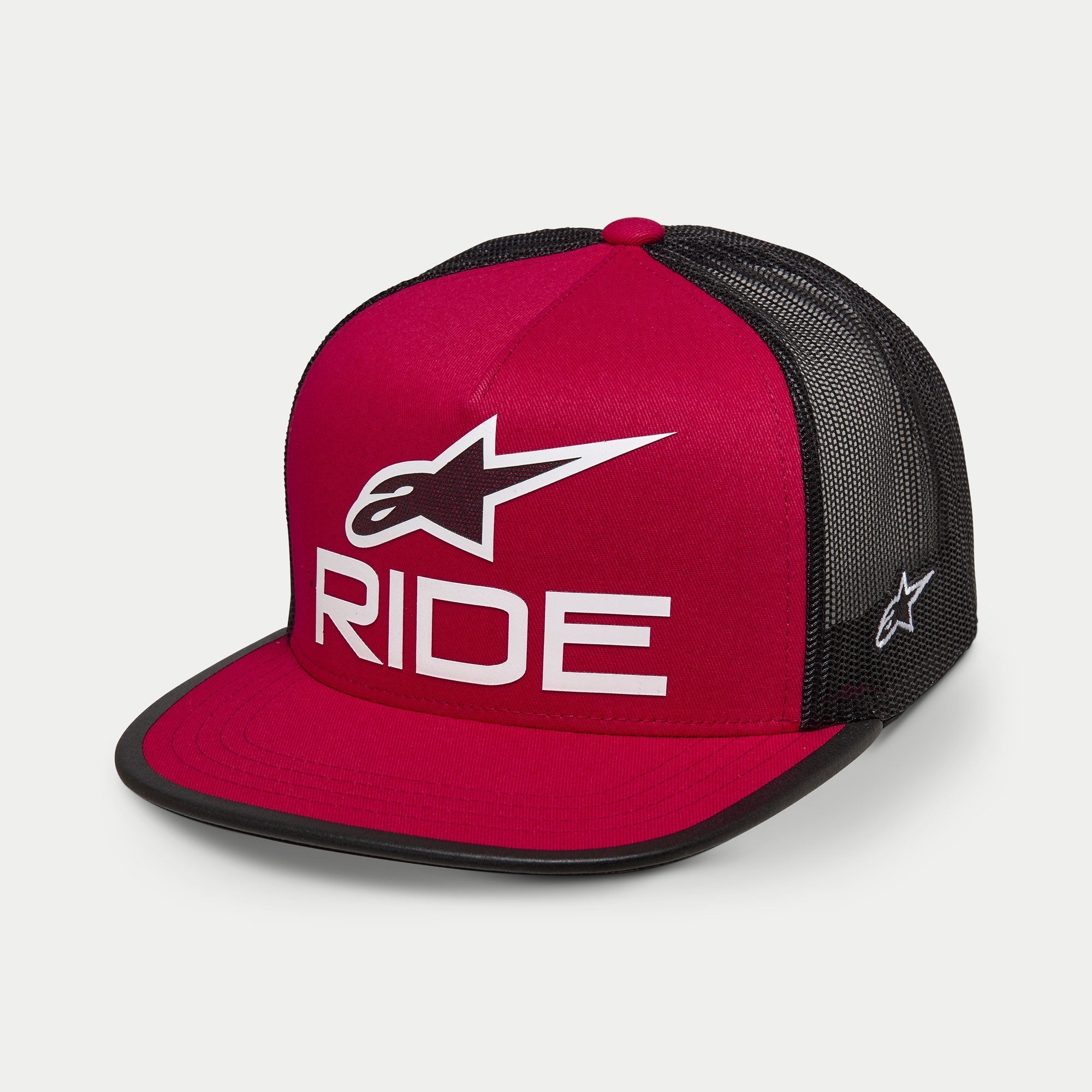 Alpinestars Ride 4.0 Trucker-keps, röd och svart, rak skärm med strukturerad krona, vit 3D-tryckt Ride-logotyp och Alpinestars A-star på framsidan, svart mesh-bakstycke med vit broderad logotyp på sidan, avslappnad streetwear-stil