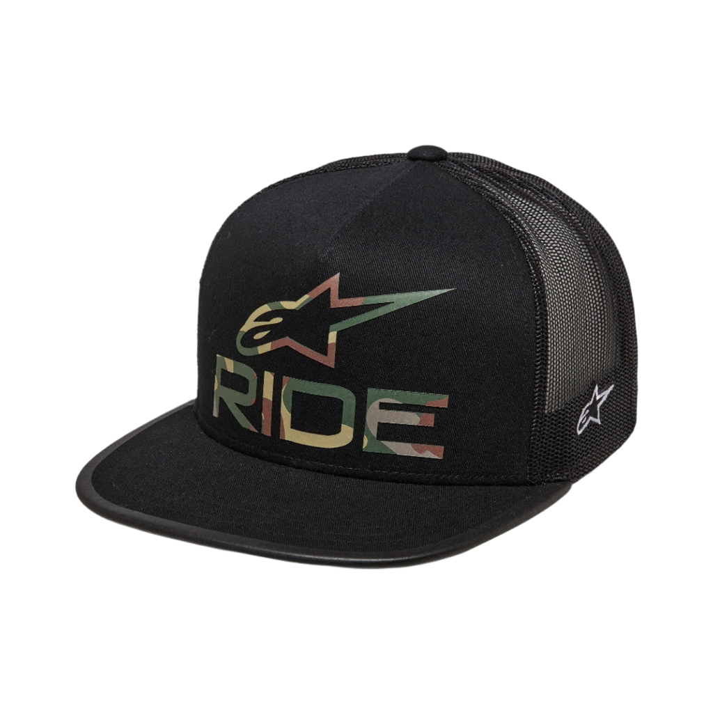 Alpinestars Ride 4.0 Camo Trucker-keps, svart, med kamouflagemönstrad Alpinestars-logotyp och RIDE-text på framsidan, platt skärm, strukturerad krona, svart nätbaksida i mesh för god ventilation, vardaglig motorsportinspirerad design