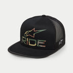 Alpinestars Ride 4.0 Camo Trucker Hat, svart truckerkeps med kamouflagemönstrad RIDE-logotyp och stjärna framtill, svart meshbaksida, rak skärm, vit brodyr på sidan, avslappnad motorsportinspirerad huvudbonad