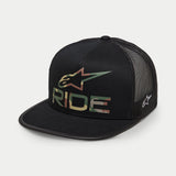 Alpinestars Ride 4.0 Camo Trucker Hat, svart truckerkeps med kamouflagemönstrad RIDE-logotyp och stjärna framtill, svart meshbaksida, rak skärm, vit brodyr på sidan, avslappnad motorsportinspirerad huvudbonad