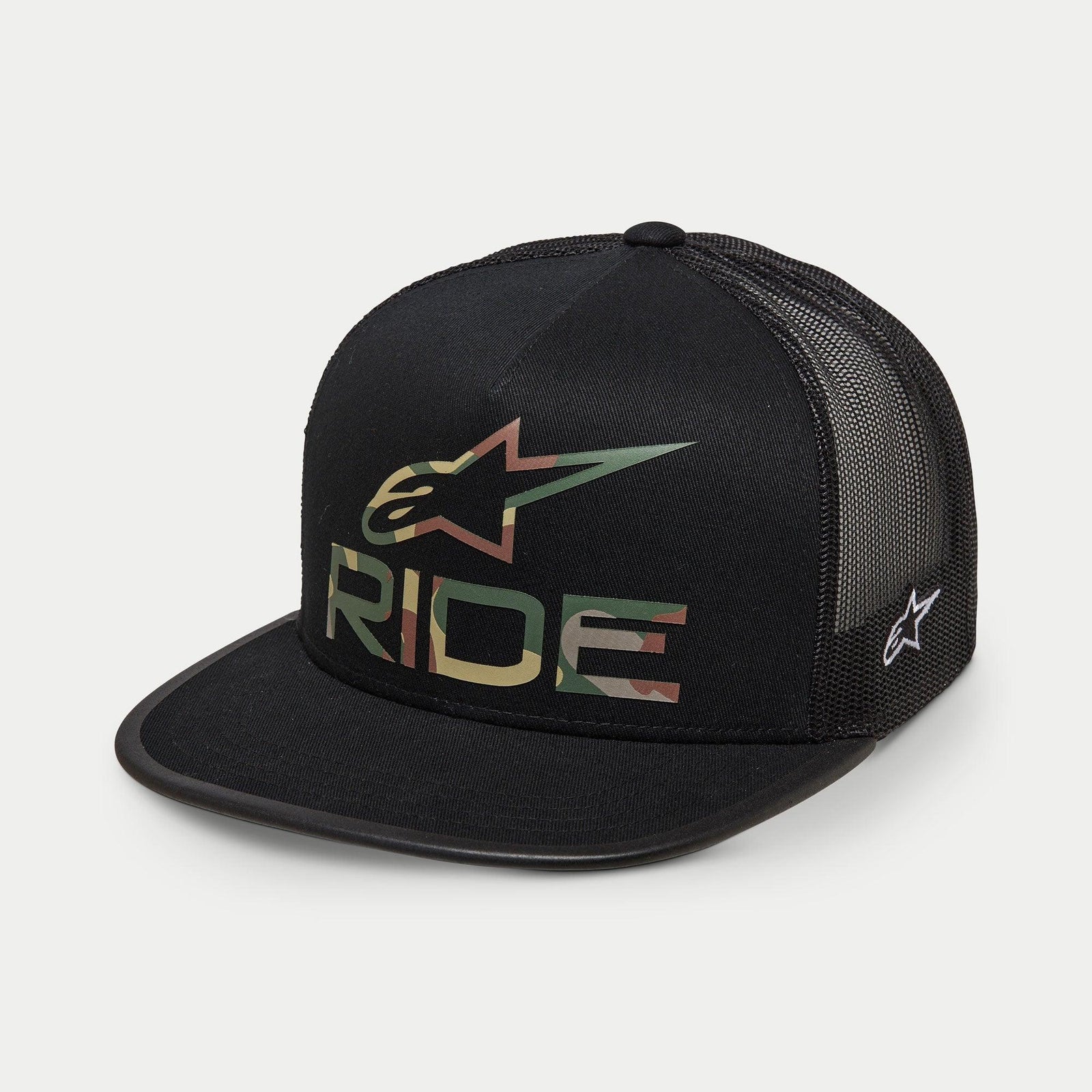Alpinestars Ride 4.0 Camo Trucker Hat, svart truckerkeps med kamouflagemönstrad RIDE-logotyp och stjärna framtill, svart meshbaksida, rak skärm, vit brodyr på sidan, avslappnad motorsportinspirerad huvudbonad
