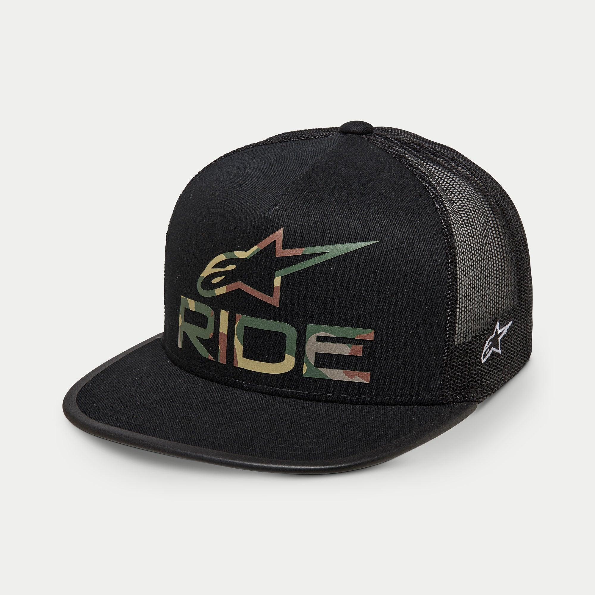 Alpinestars Ride 4.0 Camo Trucker Hat, svart truckerkeps med kamouflagemönstrad RIDE-logotyp och stjärna framtill, svart meshbaksida, rak skärm, vit brodyr på sidan, avslappnad motorsportinspirerad huvudbonad
