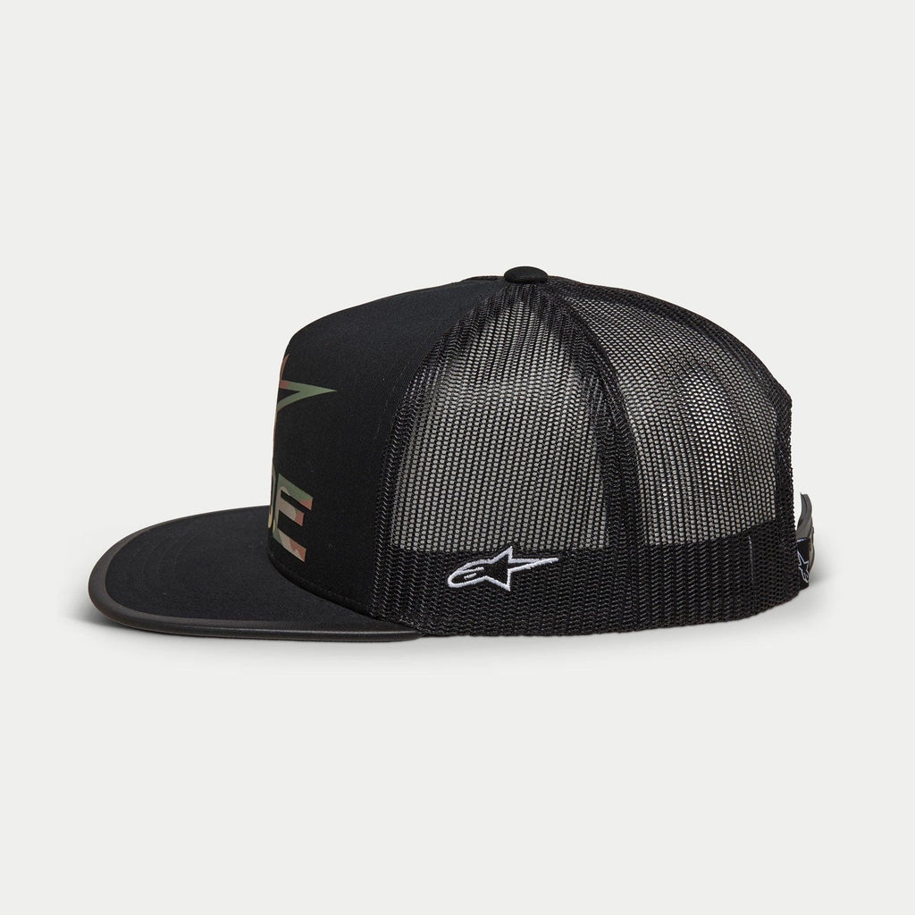 Alpinestars Ride 4.0 Camo Trucker-keps, svart, profilvy från sidan, med framsida i twill och baksida i polyneshnät, vit broderad logotyp på sidan, platt skärm med kamouflagemönstrad kant, avslappnad motorsportinspirerad huvudbonad