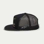 Alpinestars Ride 4.0 Camo Trucker-keps, svart, profilvy från sidan, med framsida i twill och baksida i polyneshnät, vit broderad logotyp på sidan, platt skärm med kamouflagemönstrad kant, avslappnad motorsportinspirerad huvudbonad