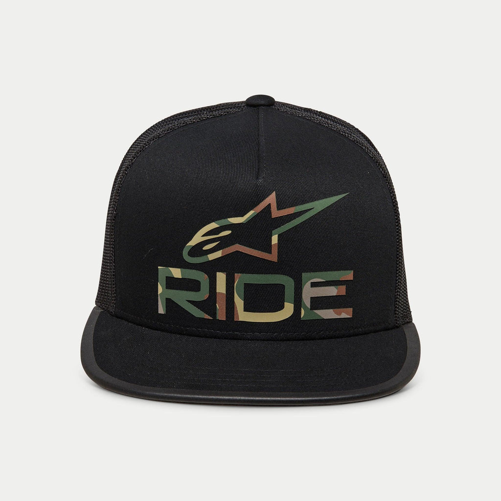 Alpinestars Ride 4.0 Camo Trucker Hat, svart truckerkeps med snapback-stängning, med kamouflagemönstrad logotyp och "RIDE"-text på en strukturerad krona, platt skärm, ventilerande svart nätbaksida, avslappnad motorsportinspirerad design