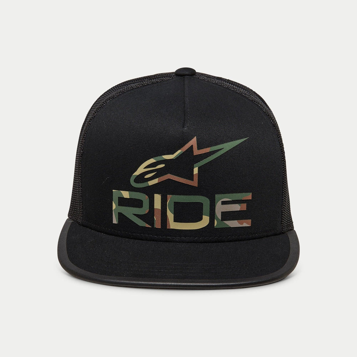 Alpinestars Ride 4.0 Camo Trucker Hat, svart truckerkeps med snapback-stängning, med kamouflagemönstrad logotyp och "RIDE"-text på en strukturerad krona, platt skärm, ventilerande svart nätbaksida, avslappnad motorsportinspirerad design