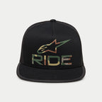 Alpinestars Ride 4.0 Camo Trucker Hat, svart truckerkeps med snapback-stängning, med kamouflagemönstrad logotyp och "RIDE"-text på en strukturerad krona, platt skärm, ventilerande svart nätbaksida, avslappnad motorsportinspirerad design