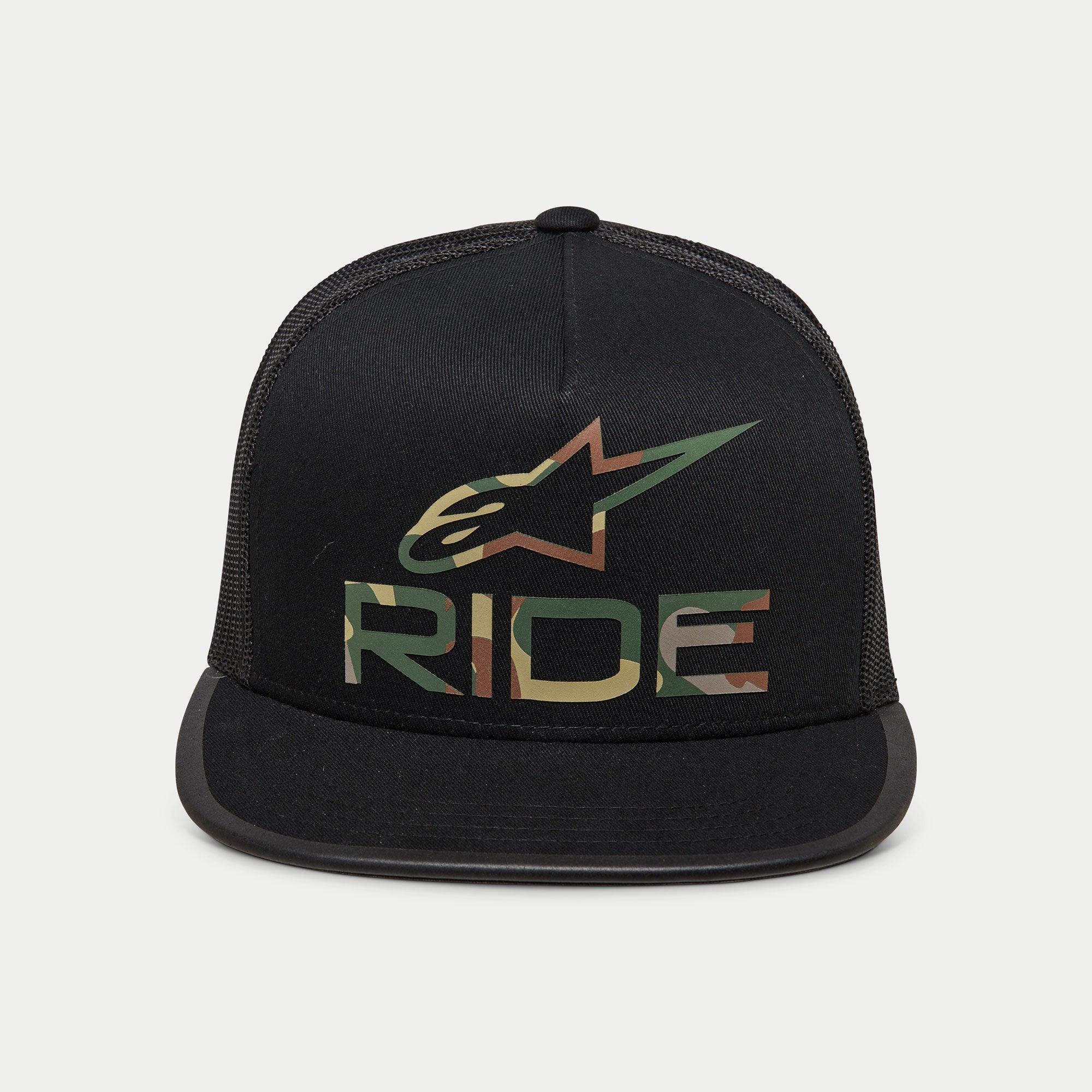 Alpinestars Ride 4.0 Camo Trucker Hat, svart truckerkeps med snapback-stängning, med kamouflagemönstrad logotyp och "RIDE"-text på en strukturerad krona, platt skärm, ventilerande svart nätbaksida, avslappnad motorsportinspirerad design