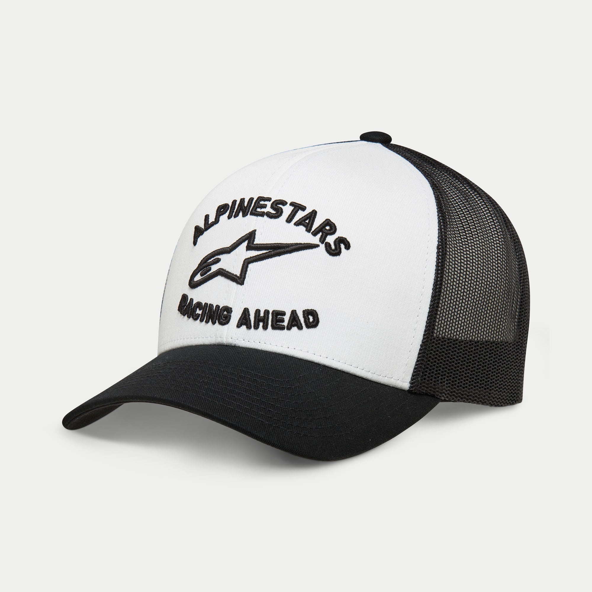 Alpinestars Triple Trucker keps, vit och svart trucker-keps, svart 3D-broderi med stjärnlogotyp och texten 'Racing Ahead', böjd skärm med baksida i nättyg, sportkläder streetwear