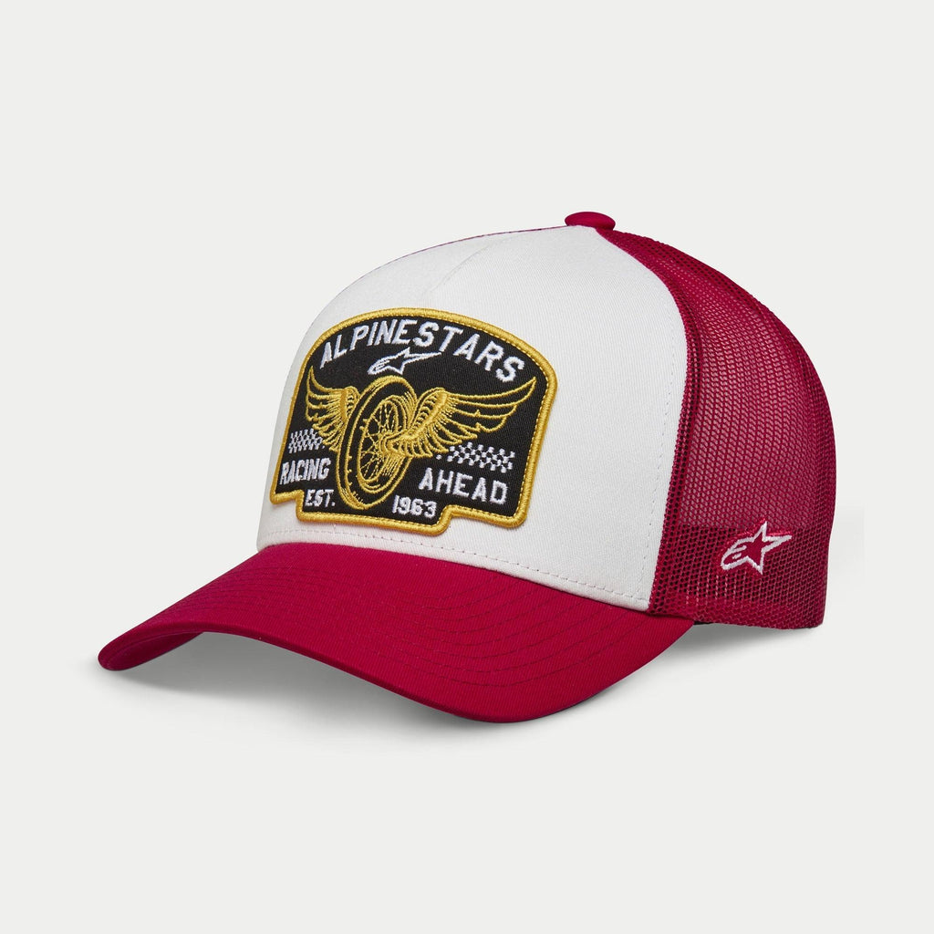 Alpinestars Heritage Patch Trucker Hat, vit och röd keps, strukturerad vit frontpanel med stor broderad Alpinestars Racing Ahead-patch, röd böjd skärm och baksida i mesh, stjärnlogotyp på sidan, avslappnad livsstilskeps