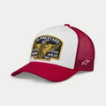Alpinestars Heritage Patch Trucker Hat, vit och röd keps, strukturerad vit frontpanel med stor broderad Alpinestars Racing Ahead-patch, röd böjd skärm och baksida i mesh, stjärnlogotyp på sidan, avslappnad livsstilskeps