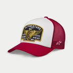 Alpinestars Heritage Patch Trucker Hat, vit och röd keps, strukturerad vit frontpanel med stor broderad Alpinestars Racing Ahead-patch, röd böjd skärm och baksida i mesh, stjärnlogotyp på sidan, avslappnad livsstilskeps