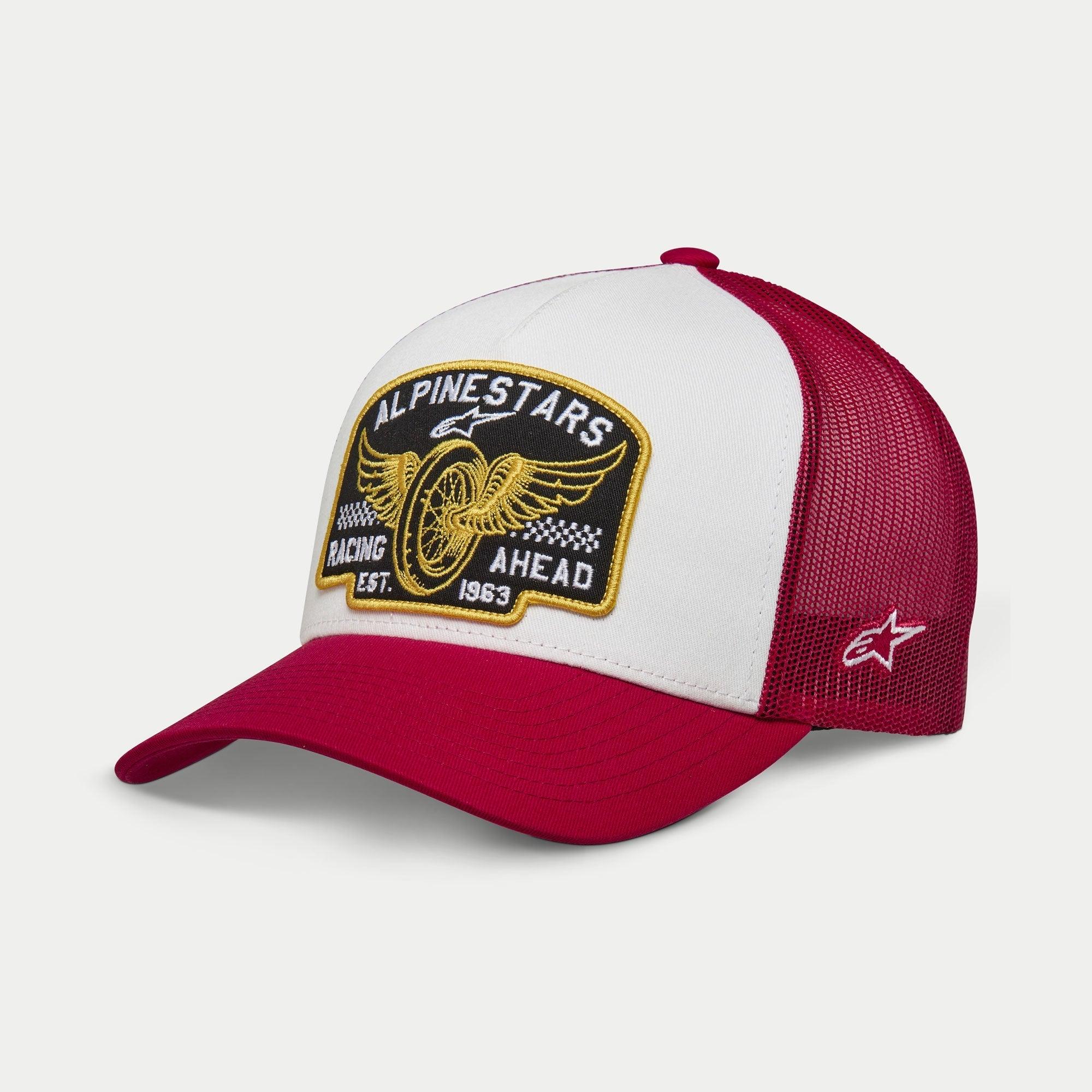 Alpinestars Heritage Patch Trucker Hat, vit och röd keps, strukturerad vit frontpanel med stor broderad Alpinestars Racing Ahead-patch, röd böjd skärm och baksida i mesh, stjärnlogotyp på sidan, avslappnad livsstilskeps