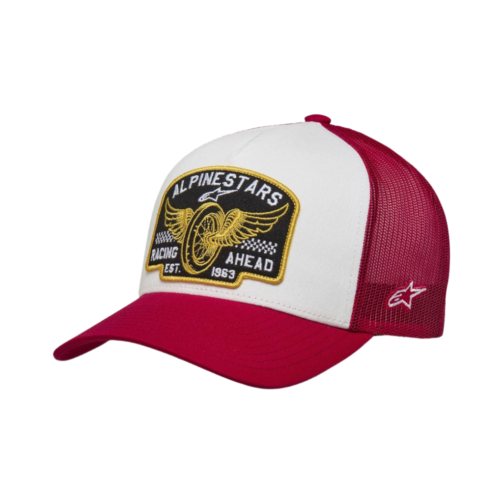 Alpinestars Heritage Patch Trucker Hat, casual snapback-keps, vit frontpanel med röd böjd skärm och meshbaksida, med ett stort broderat heritage-märke på framsidan och en liten sidologotyp, strukturerad krona, motorsportinspirerad huvudbonad
