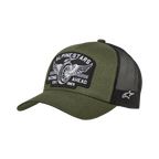 Alpinestars Heritage Patch Truckerkeps, militärgrön och svart, stor broderad lapp framtill med 'Alpinestars Racing Ahead' och vingförsett hjul, ventilerande svart mesh-baksida med vit logotyp på sidan, böjd skärm, avslappnad keps för motorsport