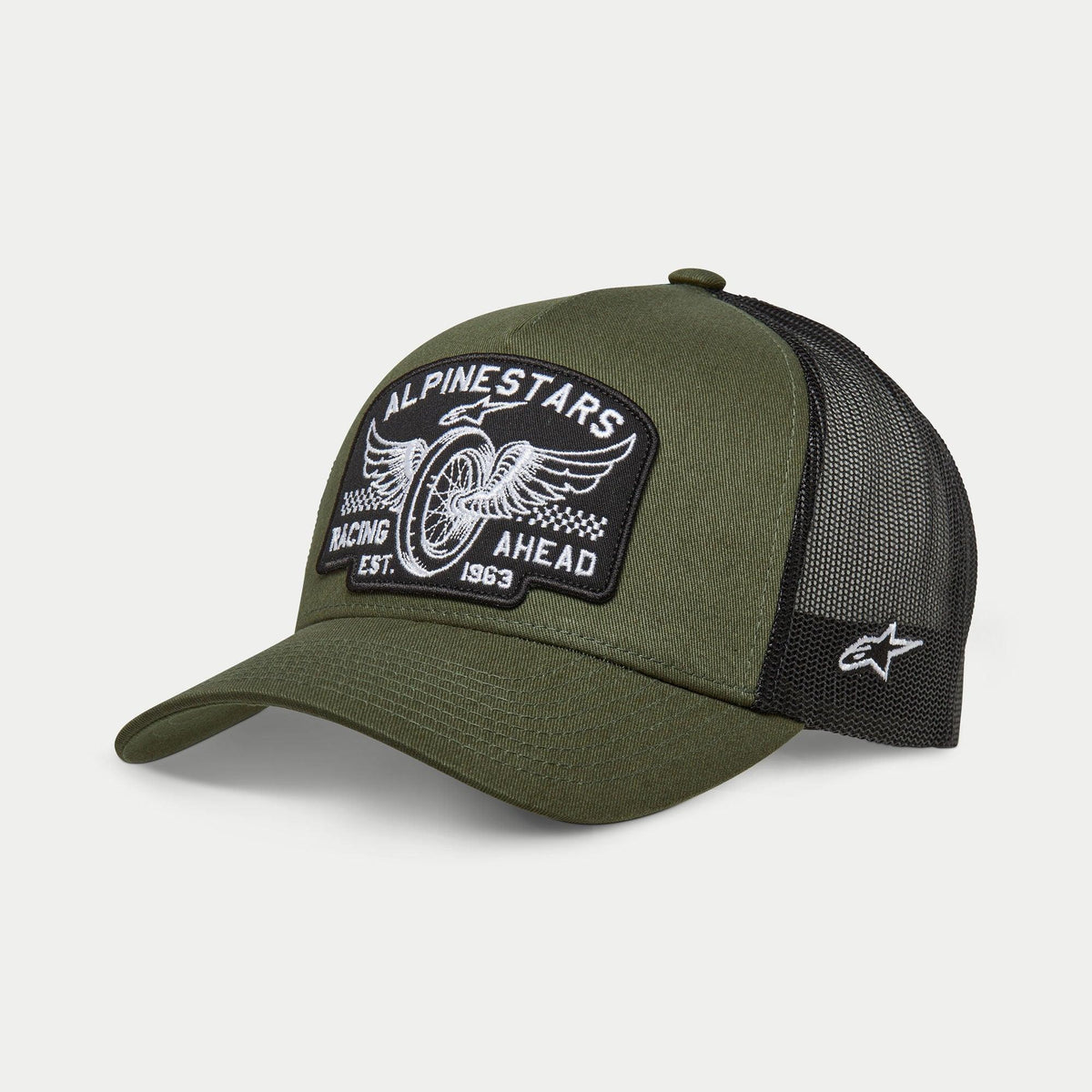 Alpinestars Heritage Patch Trucker-keps, militärsvart och olivgrön, böjd skärm med strukturerad krona, stor broderad logolapp fram med grafik av ett vintage motorcykelhjul och texten 'Racing Ahead', svart mesh-baksida med vit Ageless-logotyp på sidan.