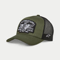 Alpinestars Heritage Patch Trucker-keps, militärsvart och olivgrön, böjd skärm med strukturerad krona, stor broderad logolapp fram med grafik av ett vintage motorcykelhjul och texten 'Racing Ahead', svart mesh-baksida med vit Ageless-logotyp på sidan.