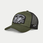 Alpinestars Heritage Patch Trucker-keps, militärsvart och olivgrön, böjd skärm med strukturerad krona, stor broderad logolapp fram med grafik av ett vintage motorcykelhjul och texten 'Racing Ahead', svart mesh-baksida med vit Ageless-logotyp på sidan.