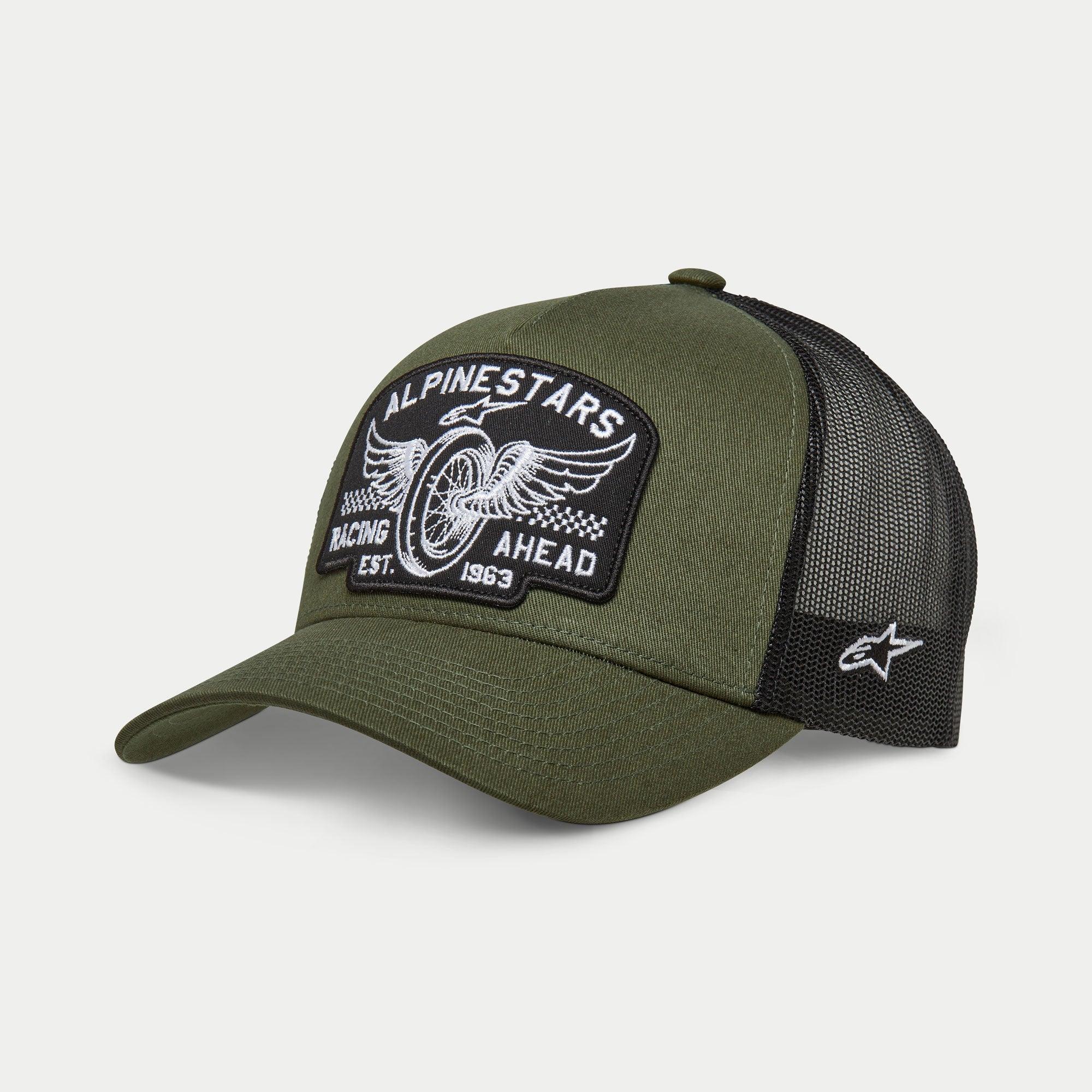 Alpinestars Heritage Patch Trucker-keps, militärsvart och olivgrön, böjd skärm med strukturerad krona, stor broderad logolapp fram med grafik av ett vintage motorcykelhjul och texten 'Racing Ahead', svart mesh-baksida med vit Ageless-logotyp på sidan.