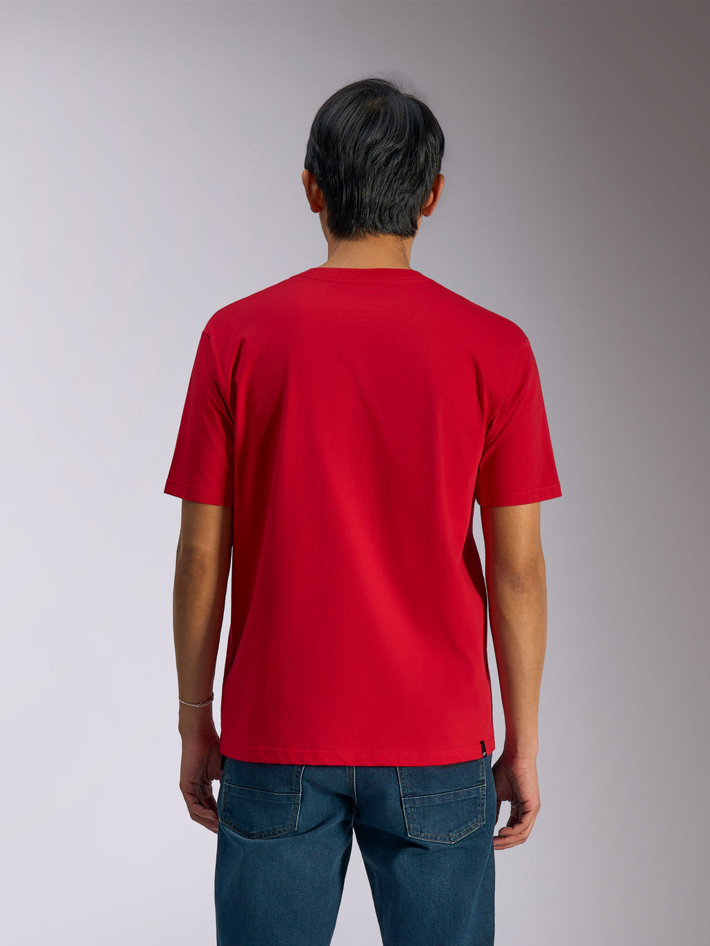 Alpinestars Ageless Shadow CSF Tee, sedd bakifrån, kortärmad t-shirt, röd, casual motorsport-streetwear, bärs med blå jeans