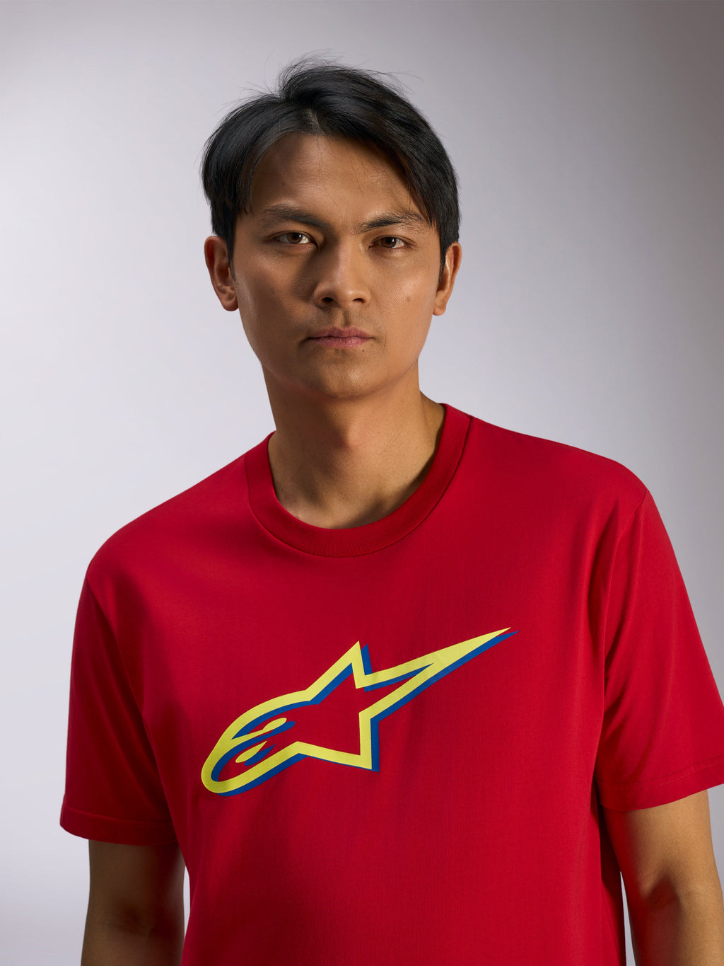 Alpinestars Ageless Shadow CSF Tee, kortärmad t-shirt, röd, gul och blå shadow-logotyp på bröstet, casual sportkläder
