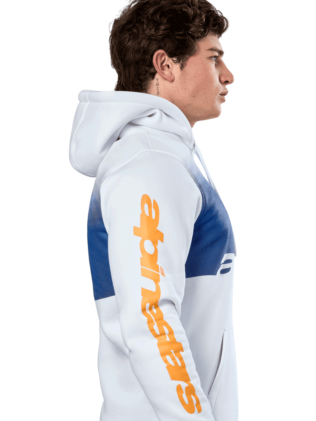 Alpinestars Specter Hoodie, casual streetwear, vit med blått tonat gradienttryck, stor orange Alpinestars-ordlogotyp på ärmen, sidoprofil av man som bär huvtröja i pullover-modell