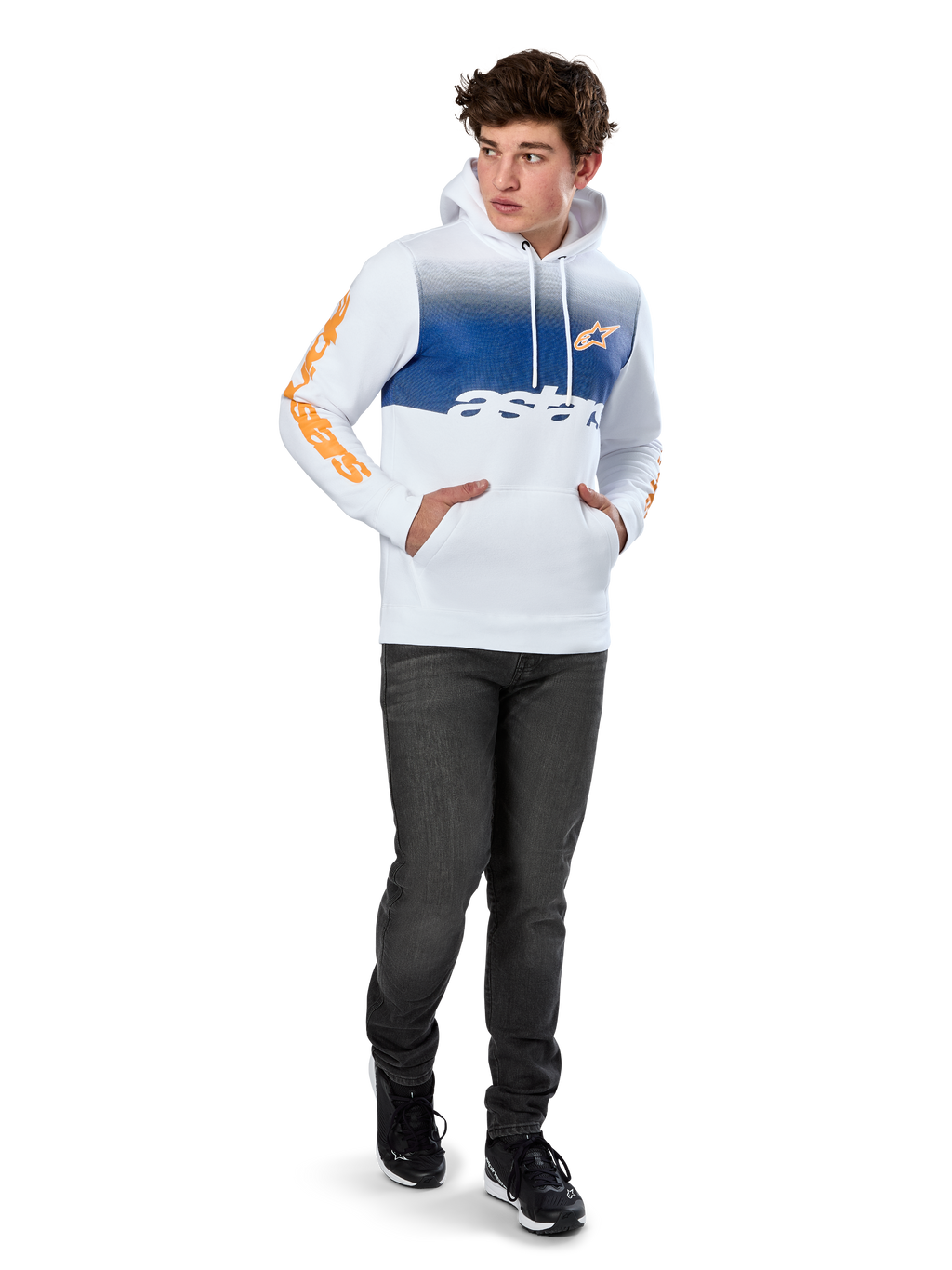 Alpinestars Specter Hoodie, vit pullover-fleece med blått tonat gradienttryck, orange HD-logotyp framtill och wordmark-logotyper på ärmarna, känguruficka och huva med dragsko, bärs med mörka jeans för en avslappnad motorsport-inspirerad look