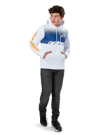 Alpinestars Specter Hoodie, vit pullover-fleece med blått tonat gradienttryck, orange HD-logotyp framtill och wordmark-logotyper på ärmarna, känguruficka och huva med dragsko, bärs med mörka jeans för en avslappnad motorsport-inspirerad look