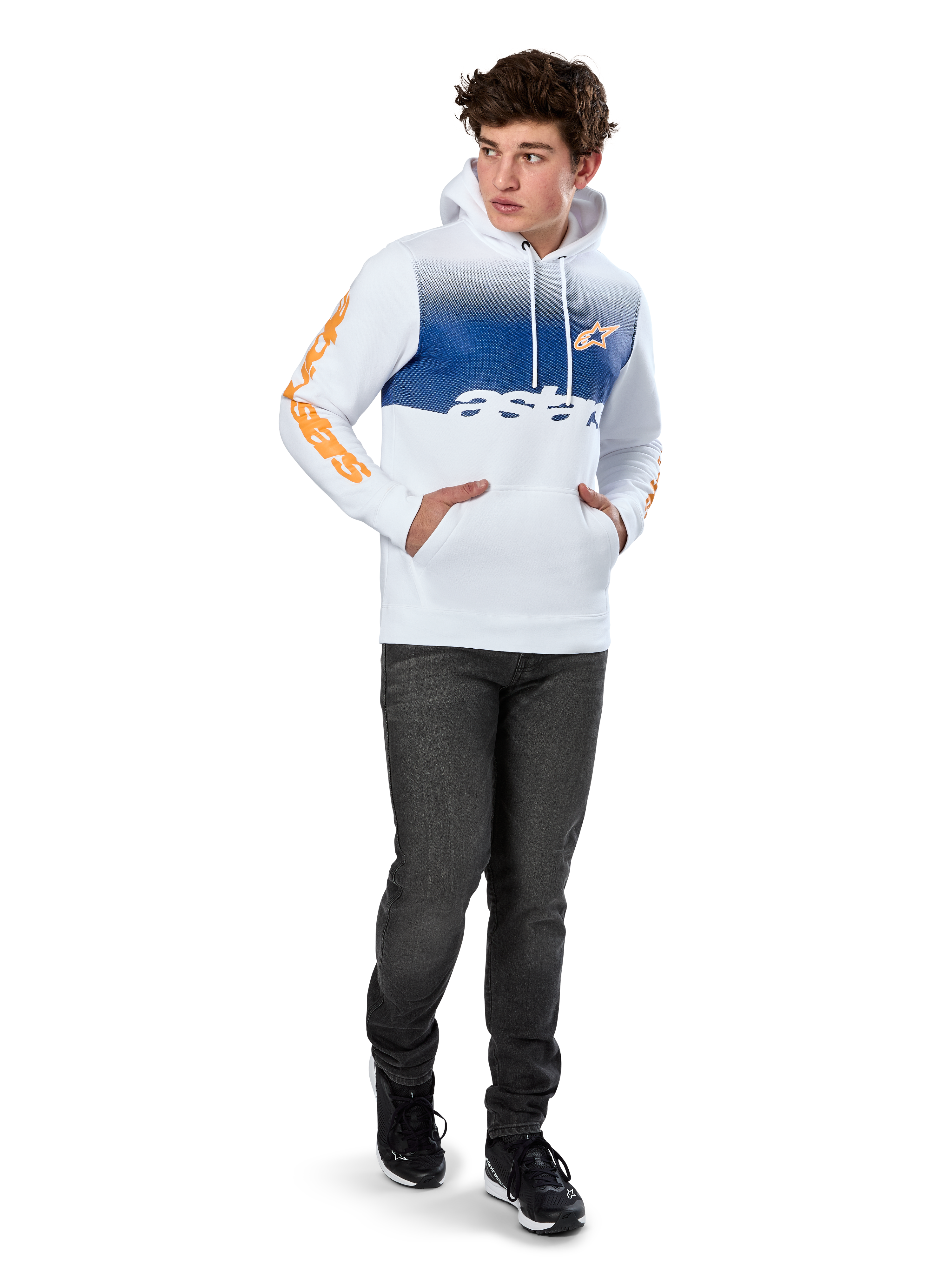 Alpinestars Specter Hoodie, vit pullover-fleece med blått tonat gradienttryck, orange HD-logotyp framtill och wordmark-logotyper på ärmarna, känguruficka och huva med dragsko, bärs med mörka jeans för en avslappnad motorsport-inspirerad look