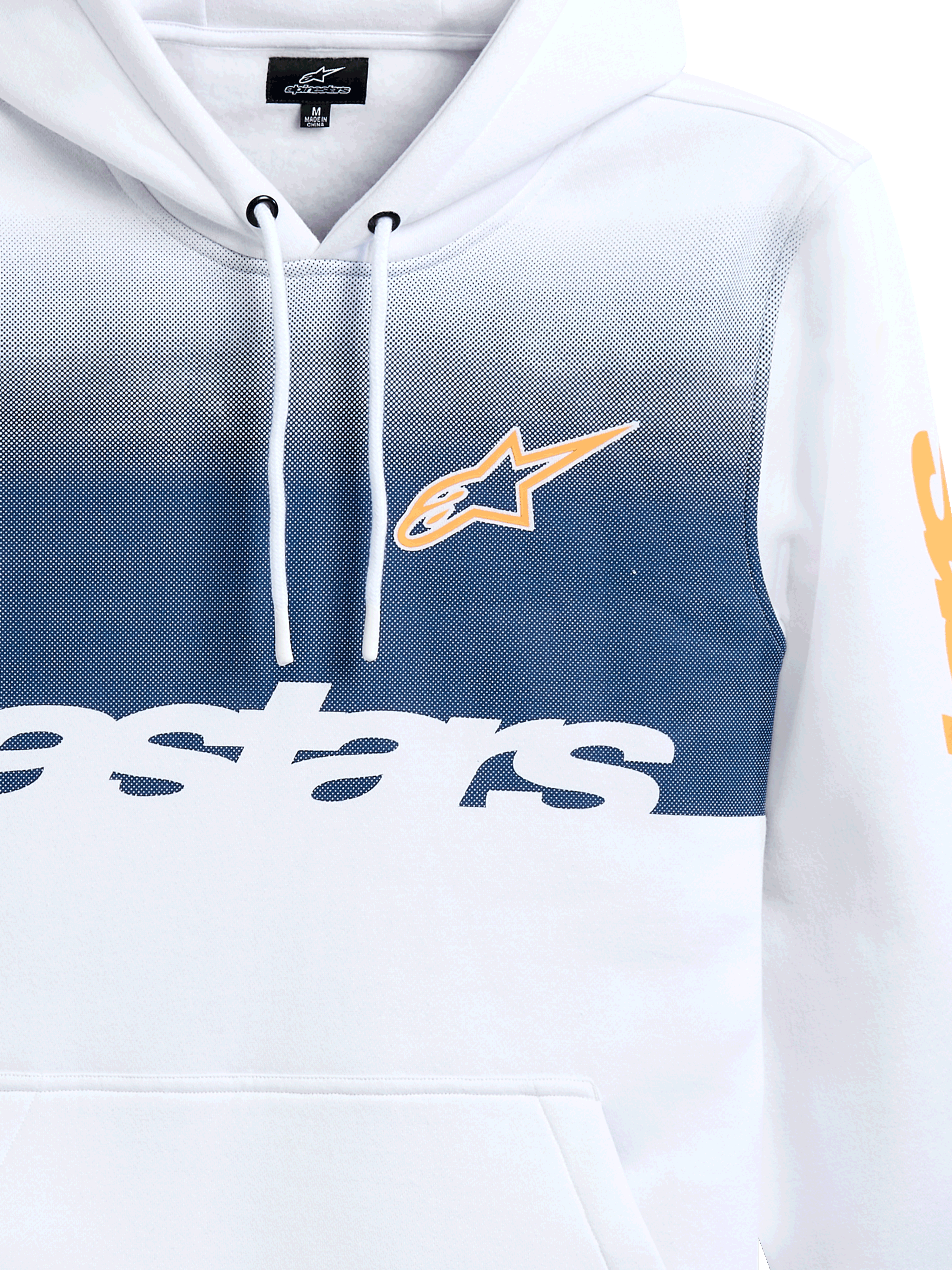 Alpinestars Specter Hoodie, vit med mörkblått gradienttryck, orange Alpinestars stjärnlogotyp och vit textlogotyp, vardaglig motorsportinspirerad streetwear-huvtröja i fleece med huva och dragsko