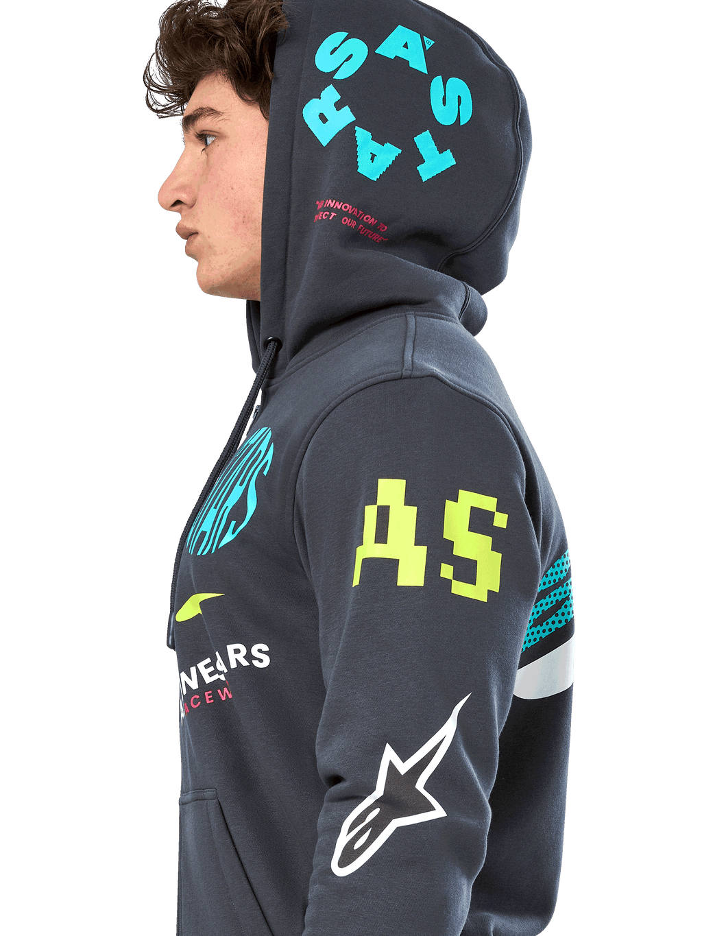 Alpinestars Variegate Hoodie, mörkgrå (Gunmetal) fleecehoodie med dragkedja, sidoprofil av modell, grafik med flera logotyper i neongult, ljusblått och vitt, 'AS'-logotyp på ärmen och 'STARS' på huvan, vardaglig motorsportinspirerad streetwear