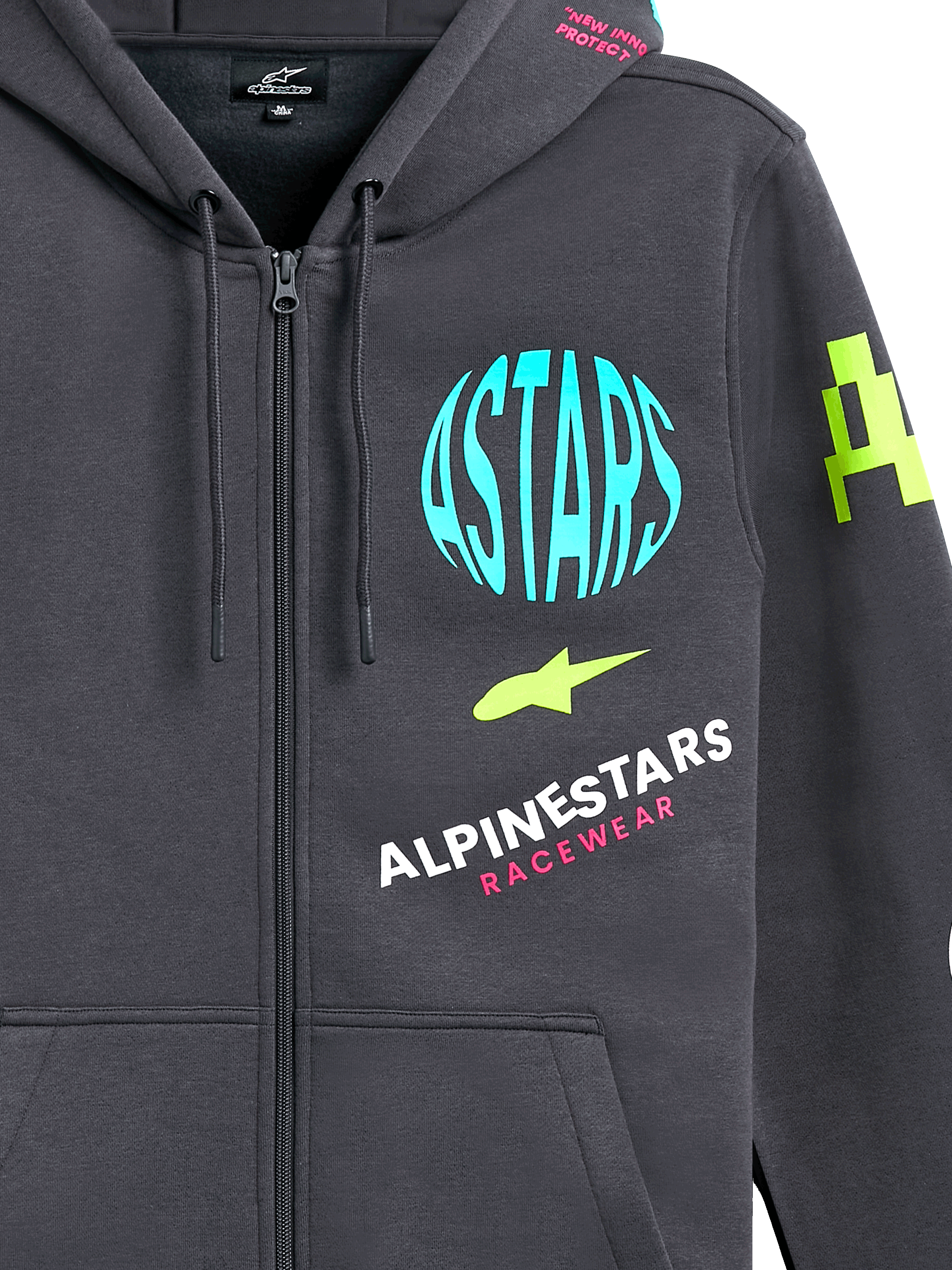 Alpinestars Variegate Huvtröja, fleecehoodie med dragkedja fram, gunmetal-grå med flerfärgade logotyper, ljusblå ASTARS-cirkel, limegröna accenter och rosa text, avslappnad motorsport-streetwear