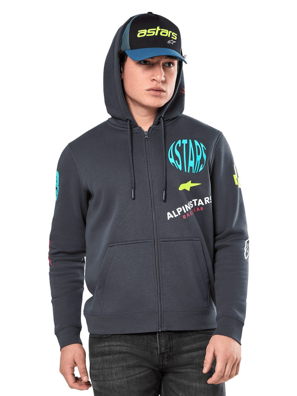 Alpinestars Variegate Huvtröja, fleecehoodie med dragkedja framtill, gunmetal-grå med flerfärgad logografik på bröst och ärmar, bärs av modell med matchande keps, vardaglig streetwear med kängurufickor och hellång dragkedja
