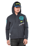 Alpinestars Variegate Huvtröja, fleecehoodie med dragkedja framtill, gunmetal-grå med flerfärgad logografik på bröst och ärmar, bärs av modell med matchande keps, vardaglig streetwear med kängurufickor och hellång dragkedja