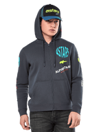 Alpinestars Variegate Huvtröja, fleecehoodie med dragkedja framtill, gunmetal-grå med flerfärgad logografik på bröst och ärmar, bärs av modell med matchande keps, vardaglig streetwear med kängurufickor och hellång dragkedja
