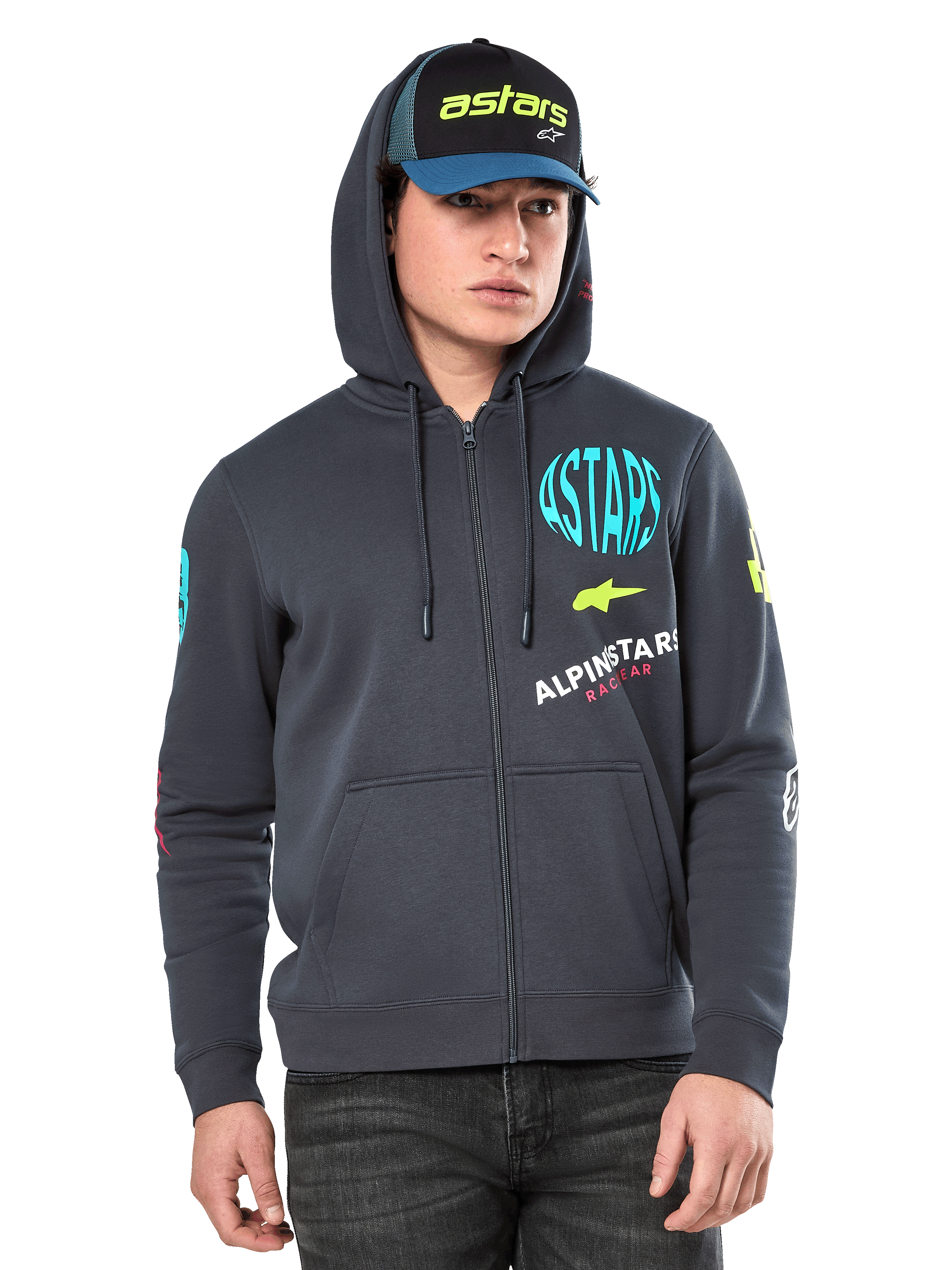 Alpinestars Variegate Huvtröja, fleecehoodie med dragkedja framtill, gunmetal-grå med flerfärgad logografik på bröst och ärmar, bärs av modell med matchande keps, vardaglig streetwear med kängurufickor och hellång dragkedja