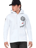 Alpinestars Variegate Hoodie, vit zip-hoodie med svart och röd ASTARS-racinggrafik, bärs av en modell med svart keps och mörka jeans, avslappnad motorsport-streetwear med känguruficka och huva med dragsnöre