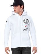 Alpinestars Variegate Hoodie, vit zip-hoodie med svart och röd ASTARS-racinggrafik, bärs av en modell med svart keps och mörka jeans, avslappnad motorsport-streetwear med känguruficka och huva med dragsnöre