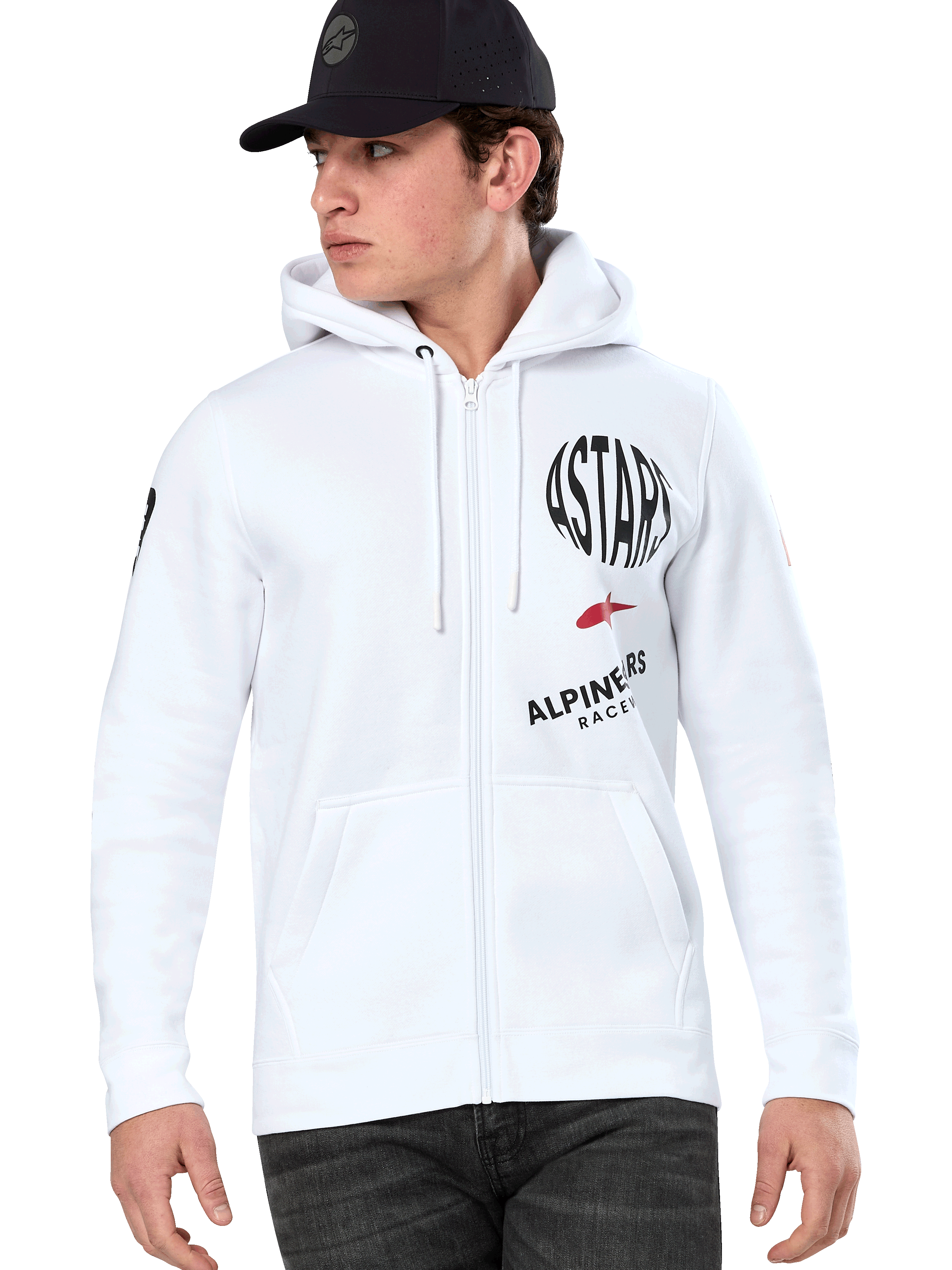 Alpinestars Variegate Hoodie, vit zip-hoodie med svart och röd ASTARS-racinggrafik, bärs av en modell med svart keps och mörka jeans, avslappnad motorsport-streetwear med känguruficka och huva med dragsnöre