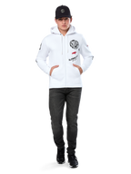 Alpinestars Variegate Hoodie, vit fleecehoodie med dragkedja, grafik med flera logotyper inklusive 'ASTARS' och röd stjärnlogotyp på bröstet, grafiska detaljer på ärmarna, bärs av modell med svart keps och svarta jeans, avslappnat motorsport-streetwear