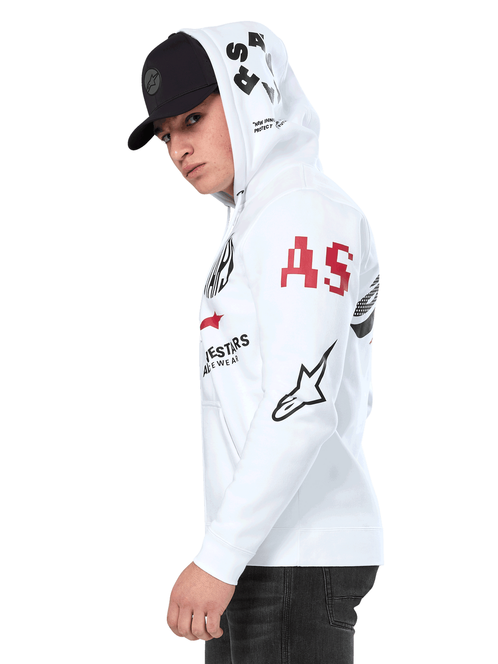 Alpinestars Variegate Hoodie, vit fleecehoodie med dragkedja framtill, grafik med flera logotyper på ärmarna och huvan med röda 'AS'-bokstäver och en svart stjärnlogotyp, bärs av en man med en svart keps, avslappnad motorsport-streetwear