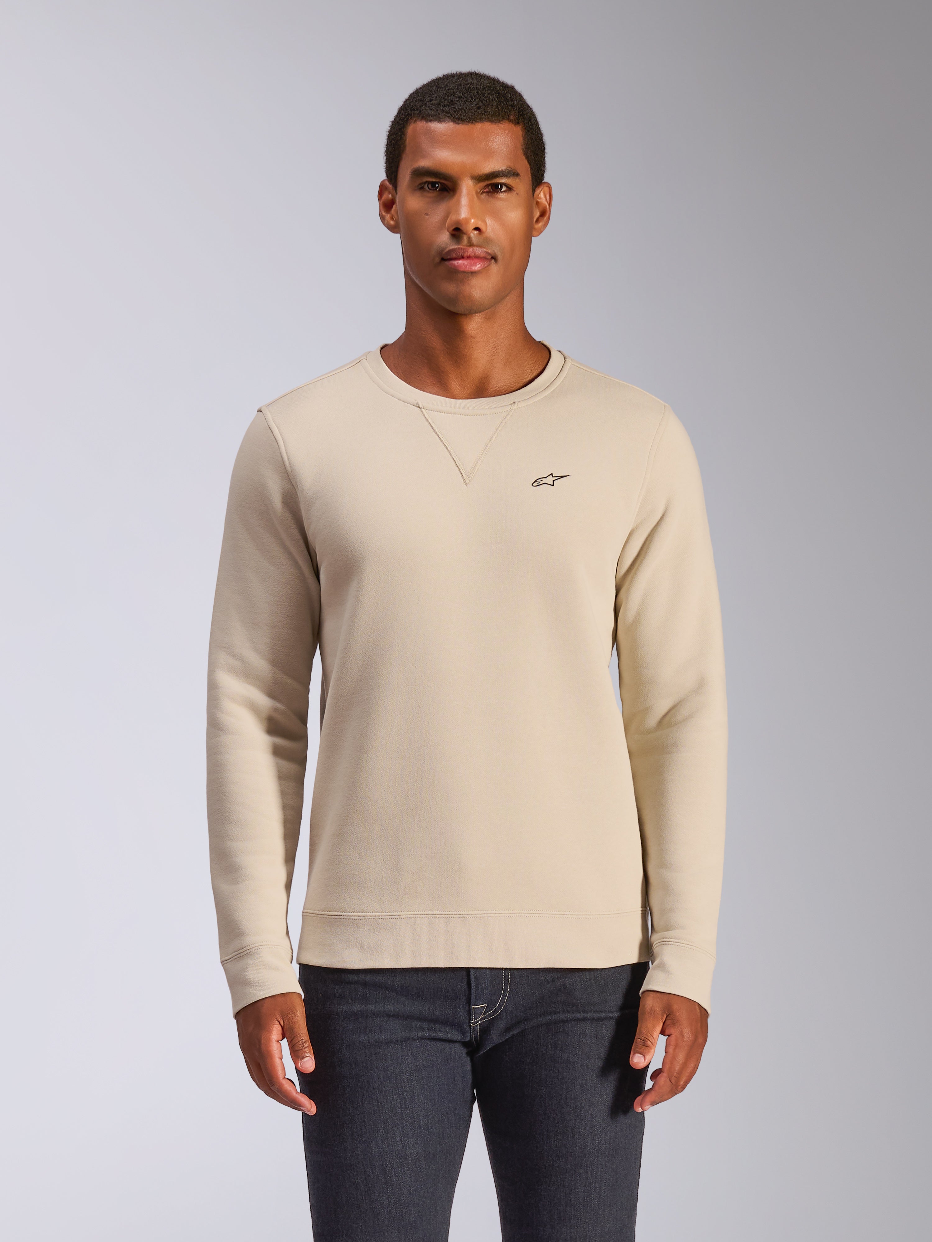 Alpinestars Positive Crew, sweatshirt med rund halsringning, off-white, med en liten svart stjärnlogotyp på bröstet, V-sömsdetalj vid kragen, ribbade muddar och fåll, avslappnat motorsport-inspirerat streetwear